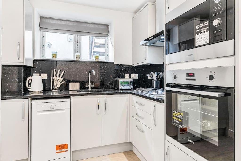 Luxstay Holland Park Apartment With Ac Londra Dış mekan fotoğraf