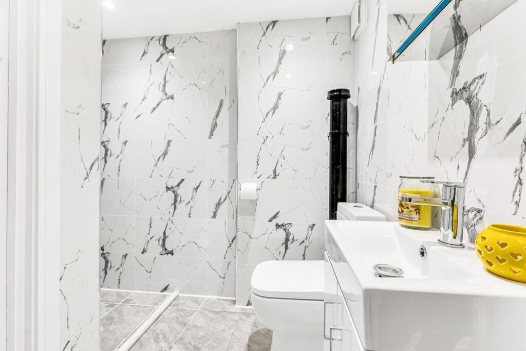 Luxstay Holland Park Apartment With Ac Londra Dış mekan fotoğraf