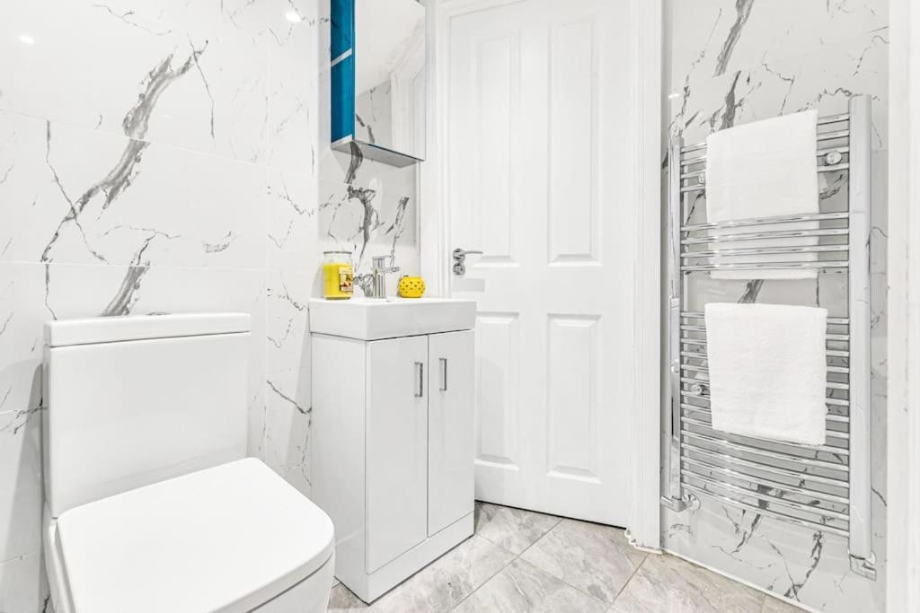 Luxstay Holland Park Apartment With Ac Londra Dış mekan fotoğraf