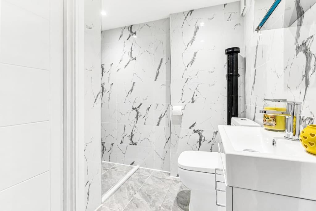 Luxstay Holland Park Apartment With Ac Londra Dış mekan fotoğraf