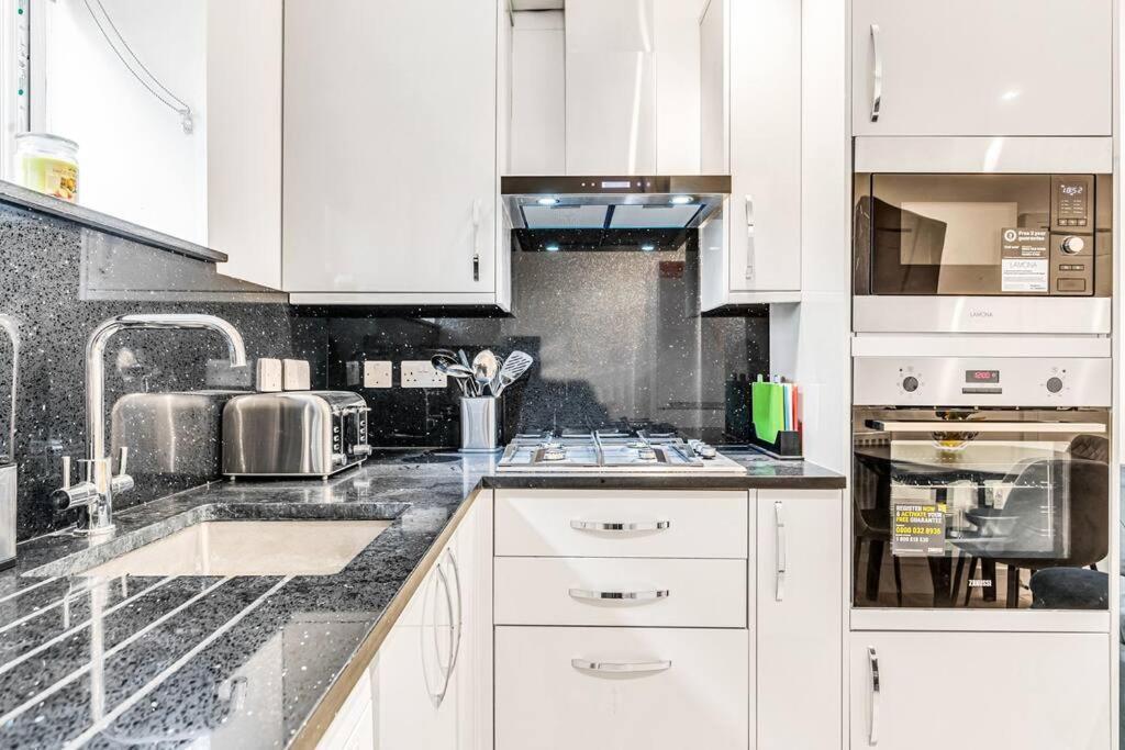 Luxstay Holland Park Apartment With Ac Londra Dış mekan fotoğraf