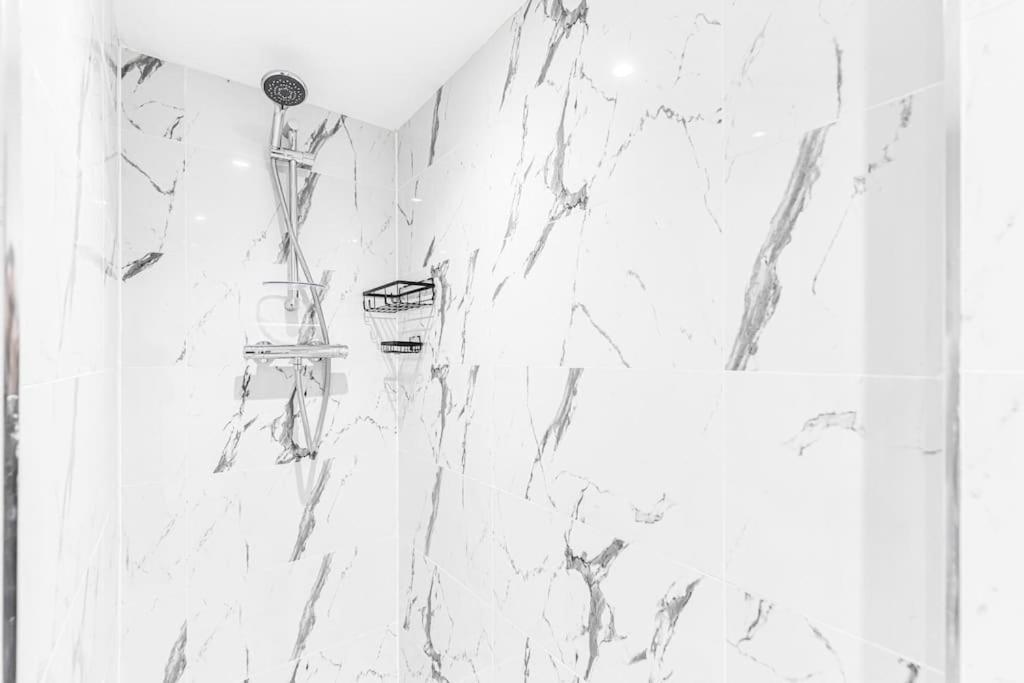 Luxstay Holland Park Apartment With Ac Londra Dış mekan fotoğraf